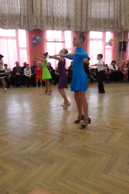 Наша первая медаль в танцевальном конкурсе.