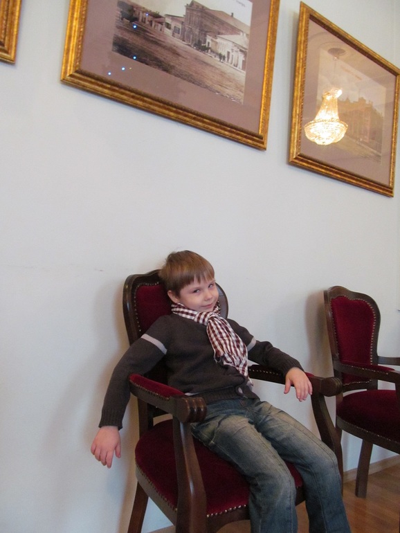 Теперь мы театралы)))