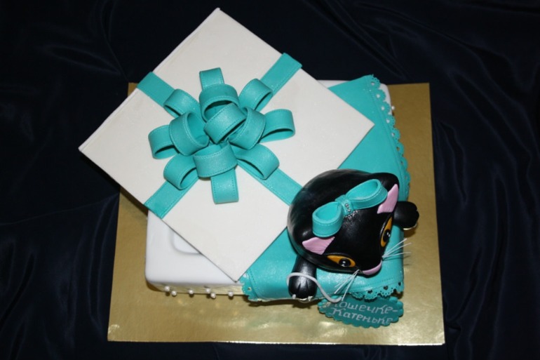 Торт "Подарок с Кошкой"