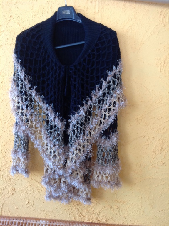 Вяжу  , носочки плотные как валеночки, пончо, свитера .а также попробовала сделать деревянные часики с милым оформлением, мне кажется прекрасный подарок любимым.