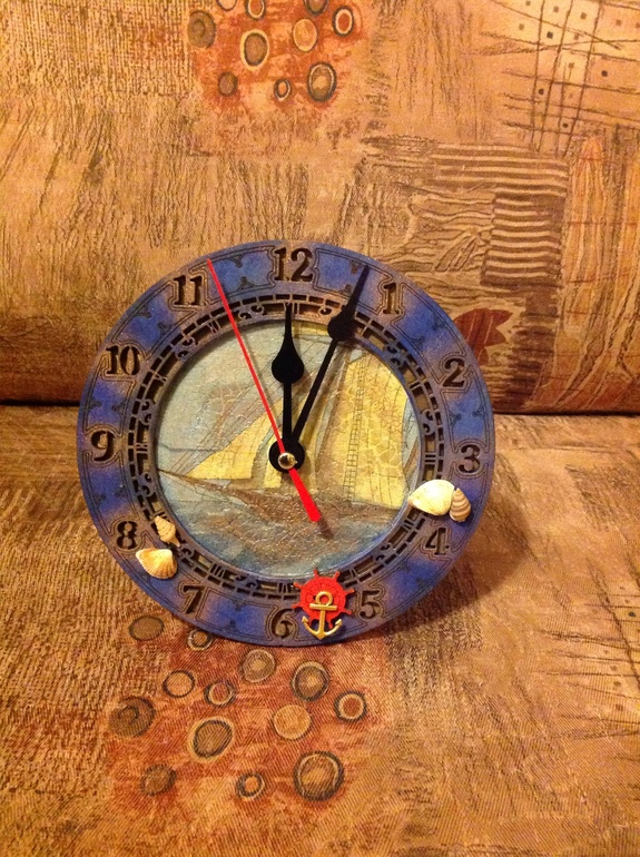 Вяжу  , носочки плотные как валеночки, пончо, свитера .а также попробовала сделать деревянные часики с милым оформлением, мне кажется прекрасный подарок любимым.