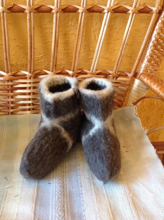 Вяжу  , носочки плотные как валеночки, пончо, свитера .а также попробовала сделать деревянные часики с милым оформлением, мне кажется прекрасный подарок любимым.