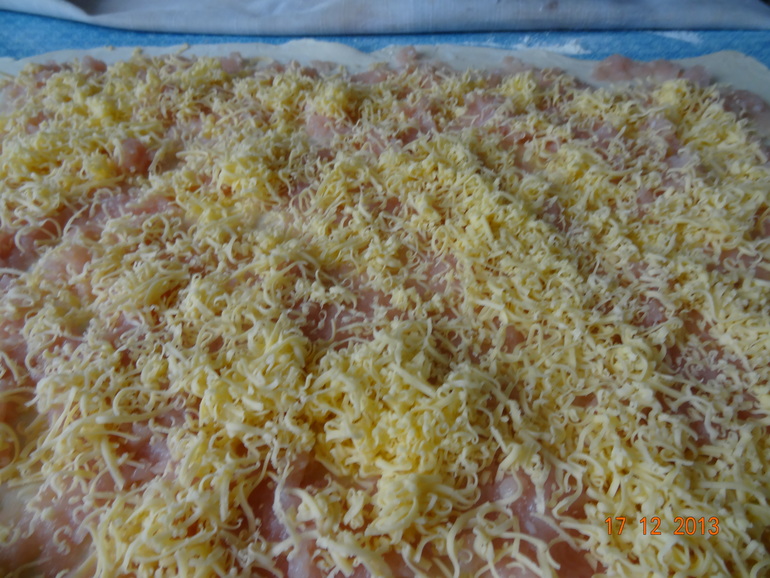 Рулет с куринно-сырной начинкой.
