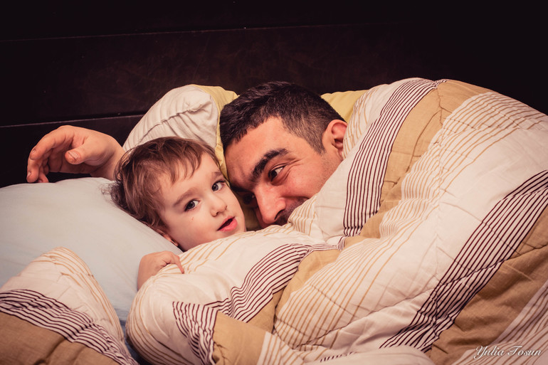 Папы и сын. обнимашки перед сном. Хочу критики особенно по обработке.