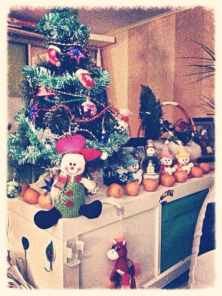 Наша елочка и семья снеговиков )