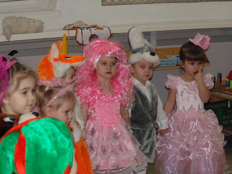 А у нас сегодня в саду , Новогодний утренник !!! ))) ... и любимая наша - Кукла Милаша )))