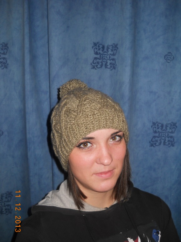 Шапка с помпоном для сестры