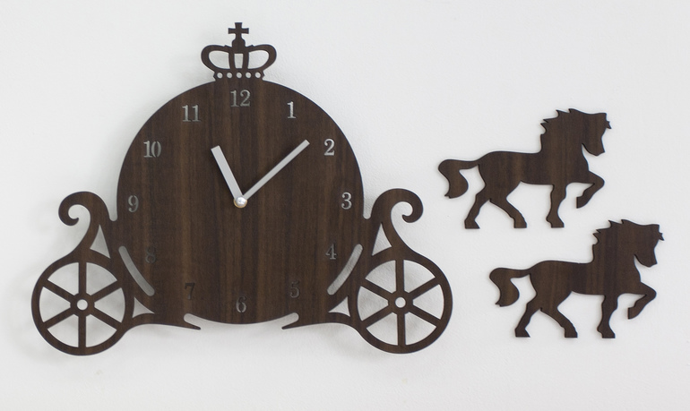 Дизайнерские часы в форме лошадок
