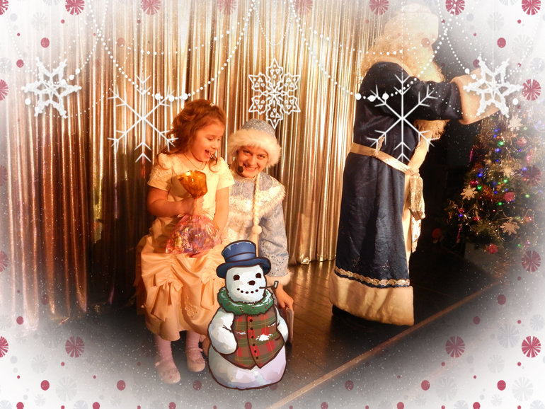 Дочка со снегурочкой и со сладким подарком