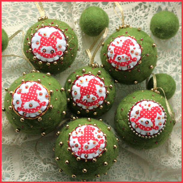 Шарики ёлочные с лошадками