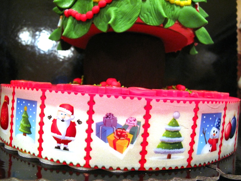 А теперь и елка-Новый Год!)))