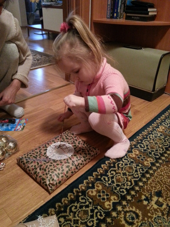 И много, много радости детишкам принесла! Только не елочка, а наша расчудесная Снегурочка)))