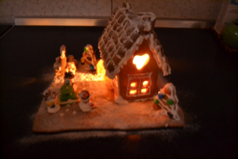 Пряничный домик своими руками любимым девочкам на подарок!!!!