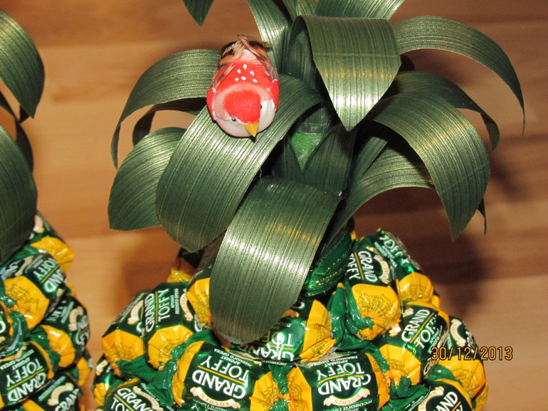 Ананасы и кусочек торта.