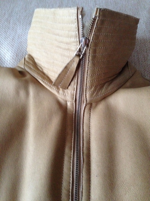 Женская дубленка 42 размер. Удобная и теплая.