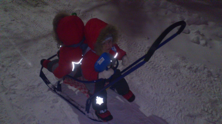 А мы вот так вот на санках катаемся!:)))