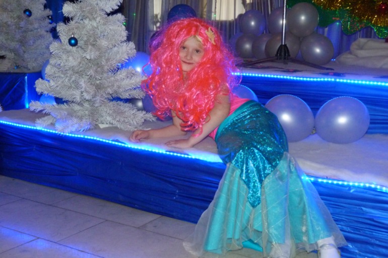 Новый год , мама старалась удивить. Русалка и Маша ( без медведя )