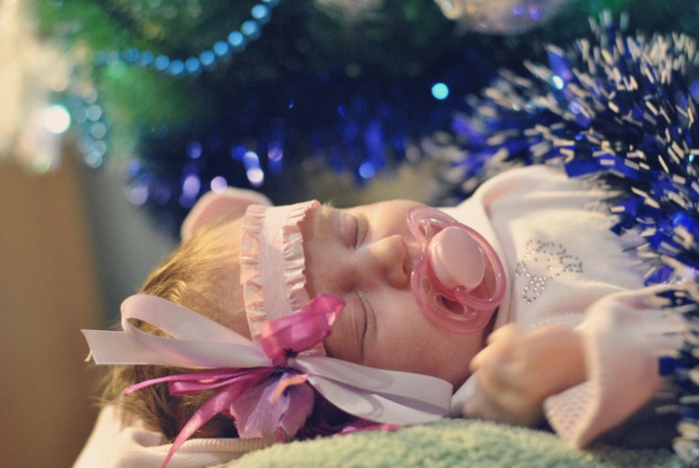 Наше предновогоднее чудо под елочкой и ВСЕХ С НАСТУПАЮЩИМ :)