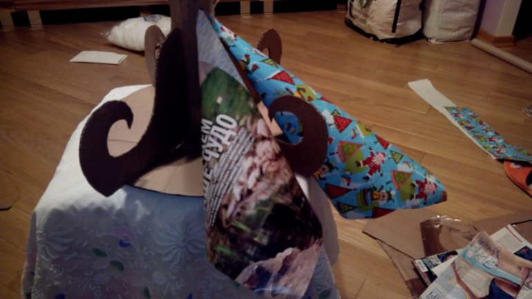 Мягкие буквы и елочка из бумажных конусов