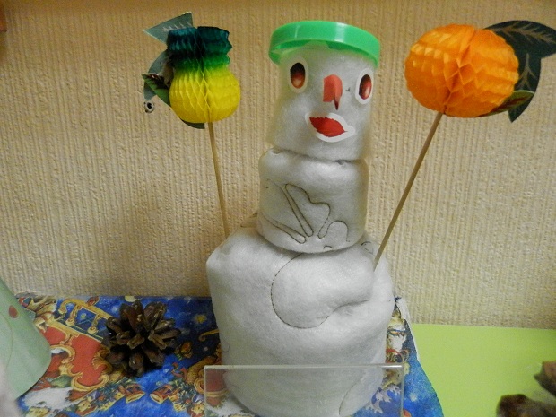 У нас в саду организовали выставку снеговиков