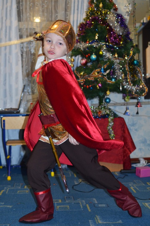 Богатырь к елке готов!