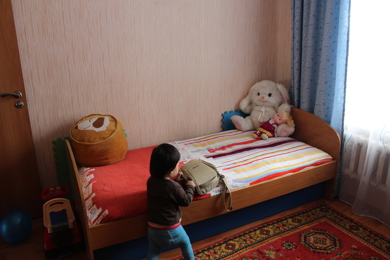 девочки подскажите какие сюда лучше приклеить обои