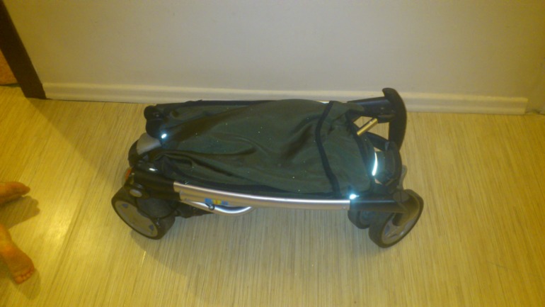 б/у Автокресло Maxi cosi CabrioFix + база EasyFix + шасси/прогулка Quinny Zapp полный комплект
