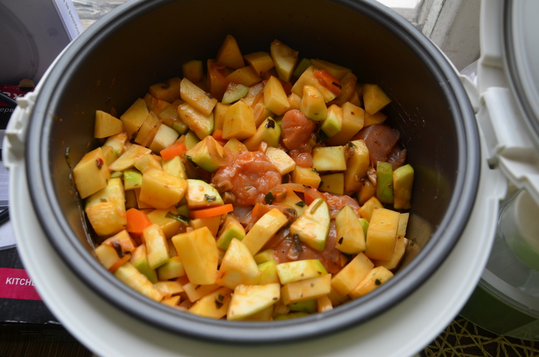 Овощное рагу с куриным филе и шампиньонами..