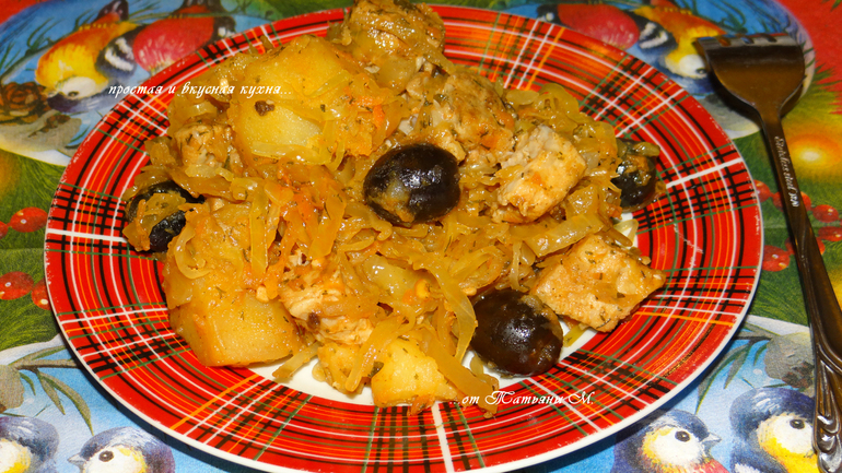 Солянка из квашеной капусты, свинины и маслин