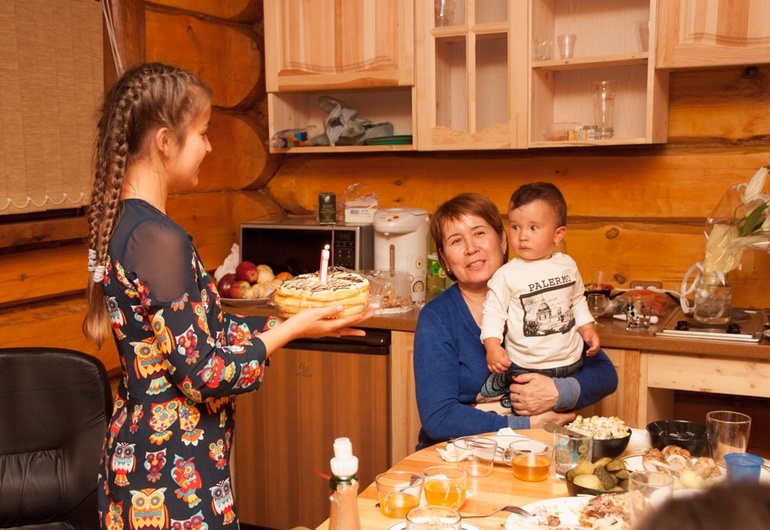 1 год и 1 месяц))