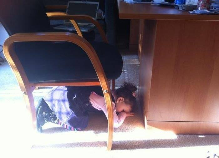 дети играют в прятки  :)