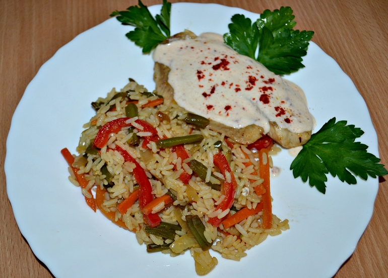 ТИЛАПИЯ СО СЛИВОЧНЫМ СОУСОМ И РИС С ОВОЩАМИ)