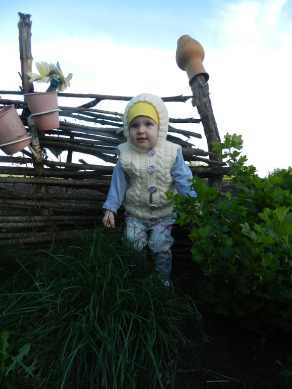 на праздниках))) Есеня у бабуськи))счастливый ребенок)))