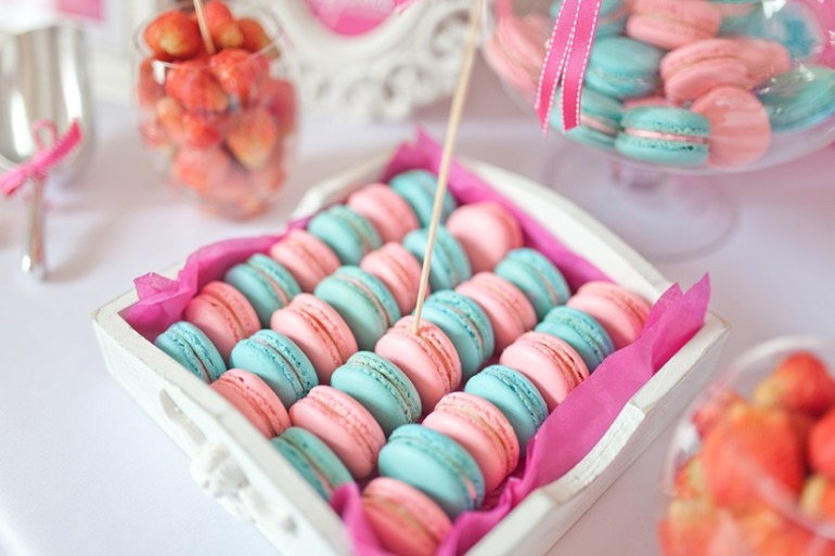 Бирюзово-розовый свадебный candy bar