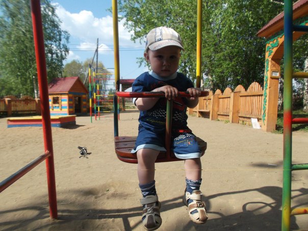 Нам 1 год и 5 месяцев))