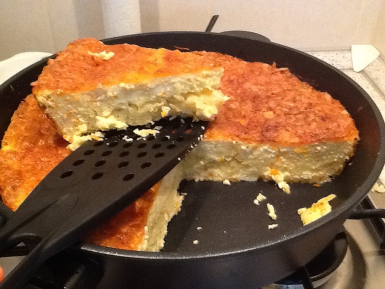 Пирог из адыгейского сыра с чесноком, морковью и картофелем