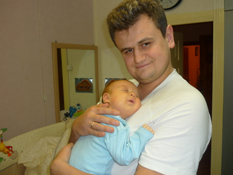 Пока пишу, бусинка спит у меня на груди