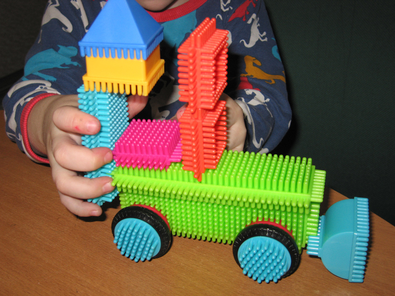 Игольчатый конструктор BATTAT Bristle Blocks 85 эл. с фигурками людей (отчет, много фото)