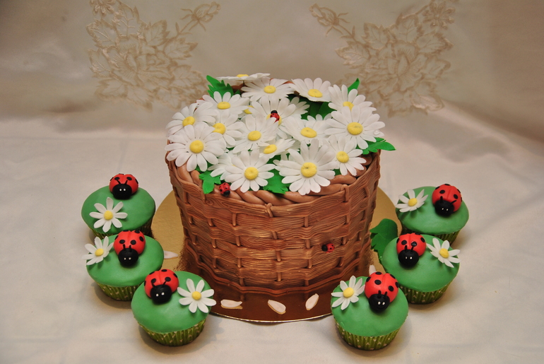 Корзинка с ромашками