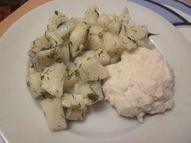 Картошка с укропом и куриная котлета с капустой на пару