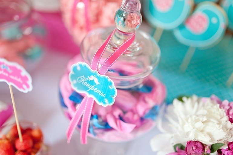Бирюзово-розовый свадебный candy bar