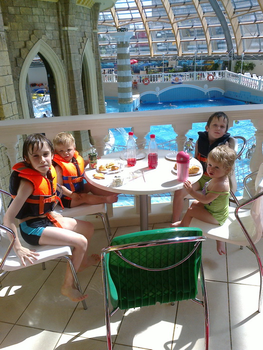 Целый день в аквапарке