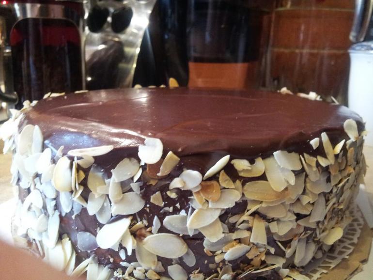 Шоколадный торт с сивочно-шоколадным кремом.