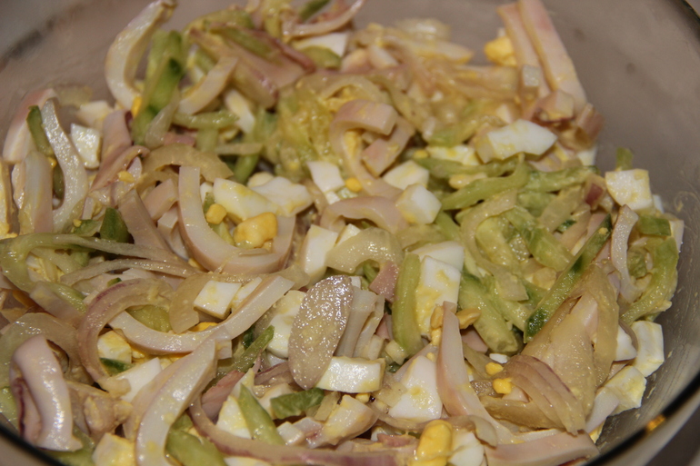 Вкусный Рецепт: Салат с кальмарами и зеленым луком