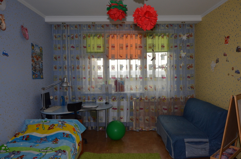 Окно в детской