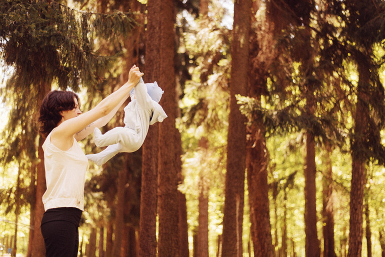 весело погуляли (Славик с мамой, очаровательной Ксюшей)