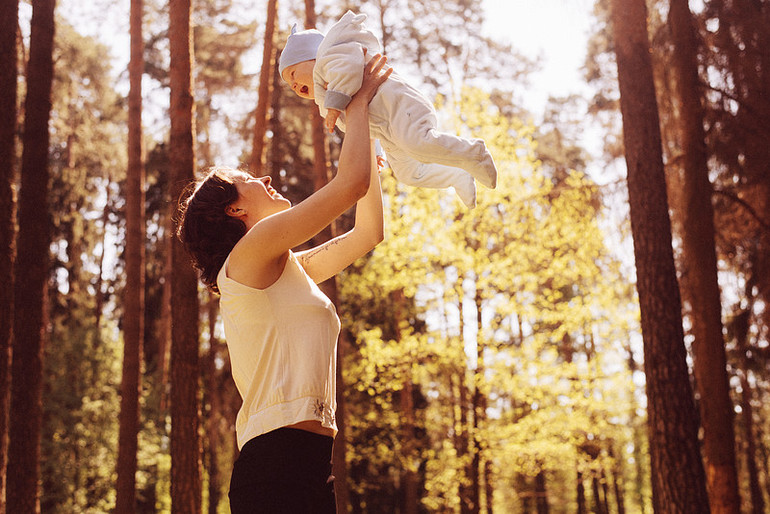 весело погуляли (Славик с мамой, очаровательной Ксюшей)