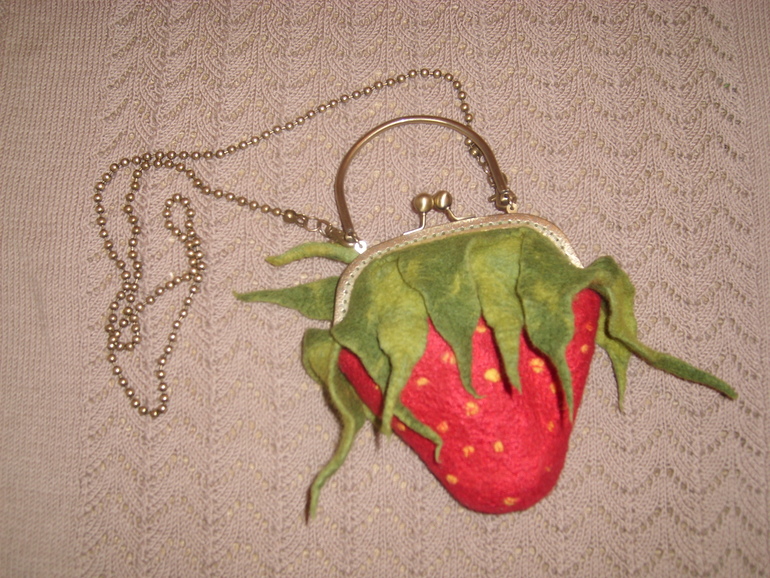 Ягодка клубничка  для моей доченьки.