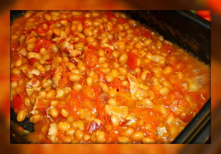 Фасоль с беконом и помидорами