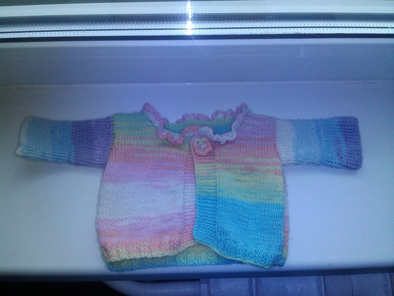 Наконец довязала кофточку для доченьки))))